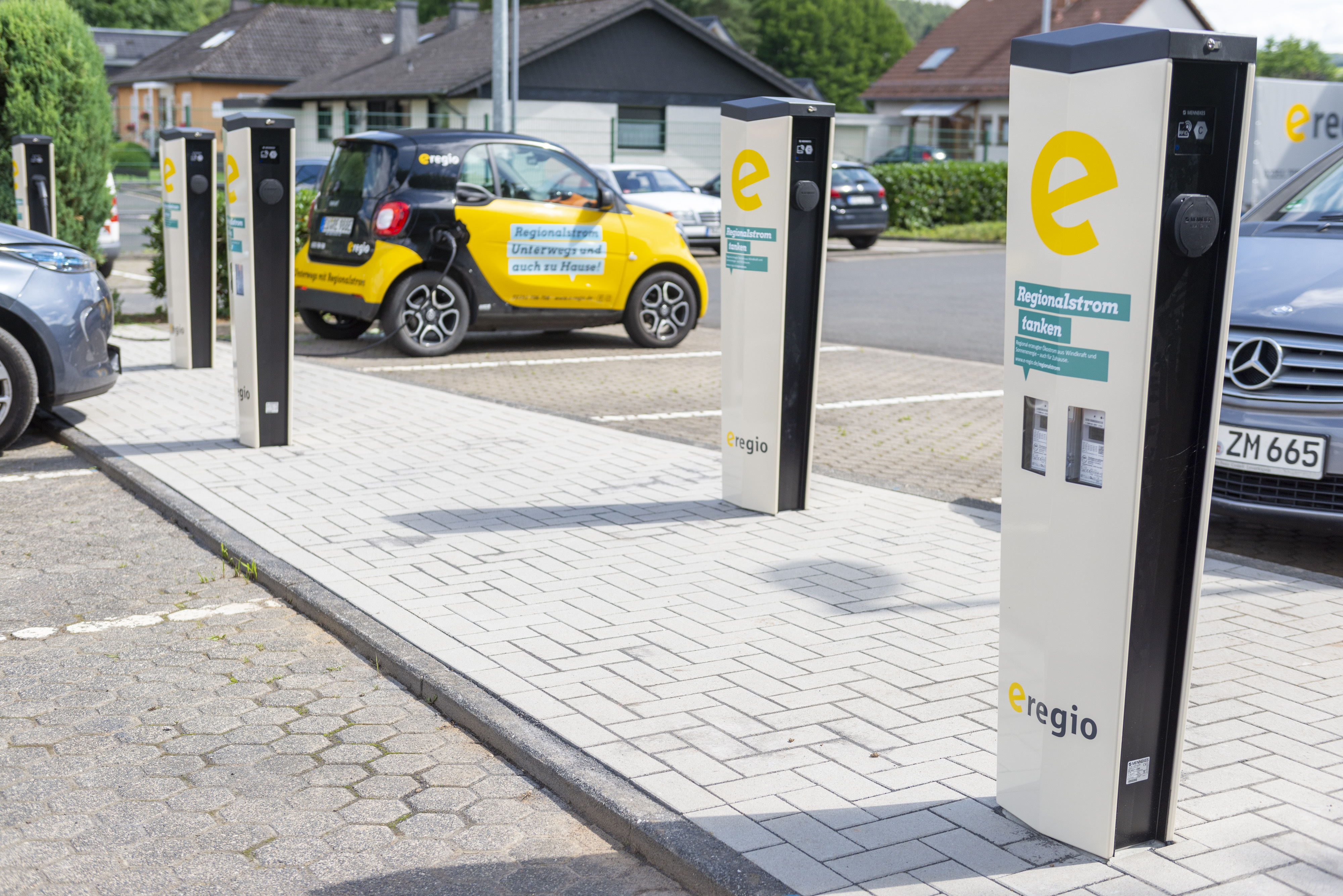 Wie kann ich Ladepunkte finden unterwegs?